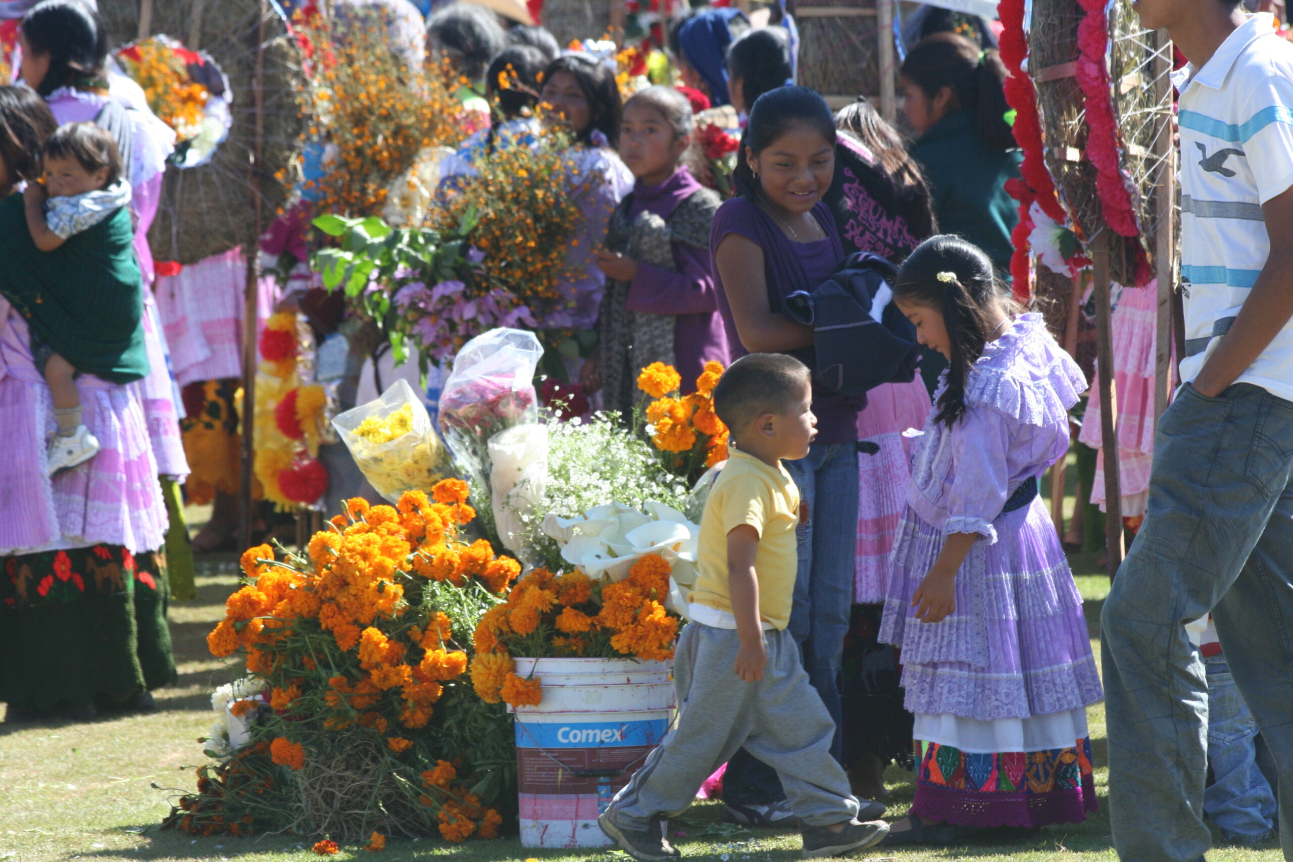 Valle de Bravo, pueblo mágico, por su cultura, artesanía tradicional, etnias indígenas mazahuas, arquitectura colonial, y por sus festivales.